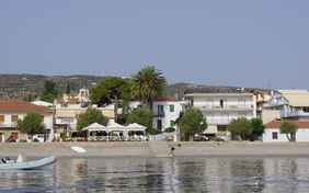 Bars und Tavernen an der Strandpromenade 